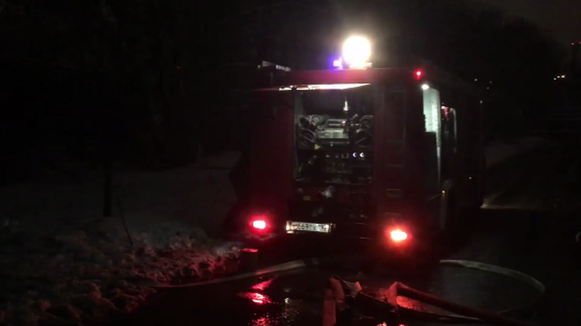 Небольшой автосервис горел в Красногорске. Видео