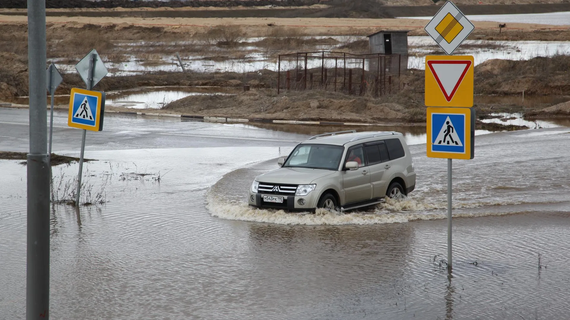 Жители затопленного Орска не могут эвакуироваться из-за активизации мародеров