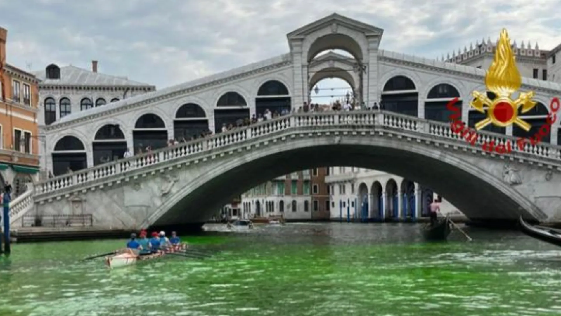 Главный водный канал Венеции окрасился в ярко-зеленый цвет