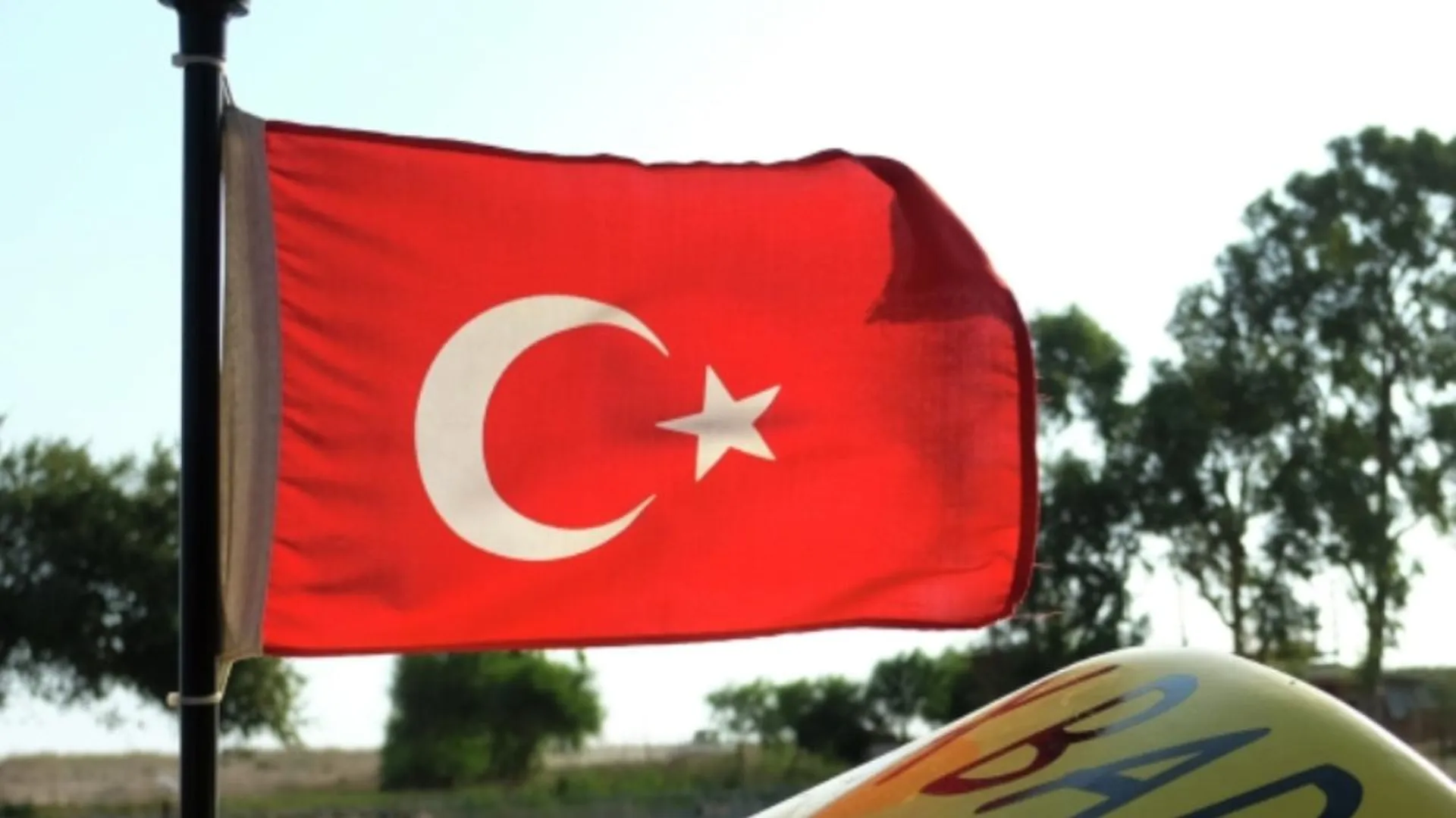 Путешественник из России рассказал о шоке от цен на бензин и парковку в Турции