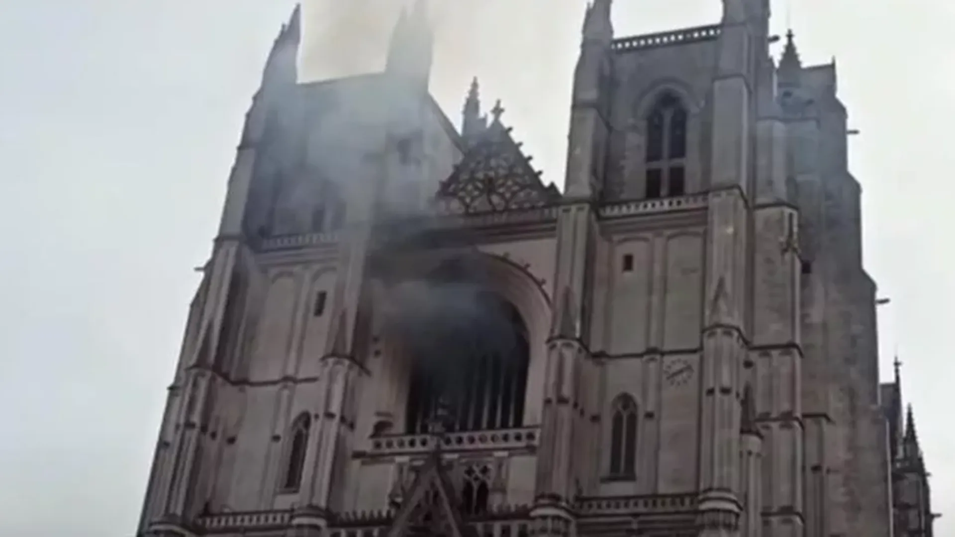 Пожар в соборе Нанта начался не из-за поджога — глава МВД Франции