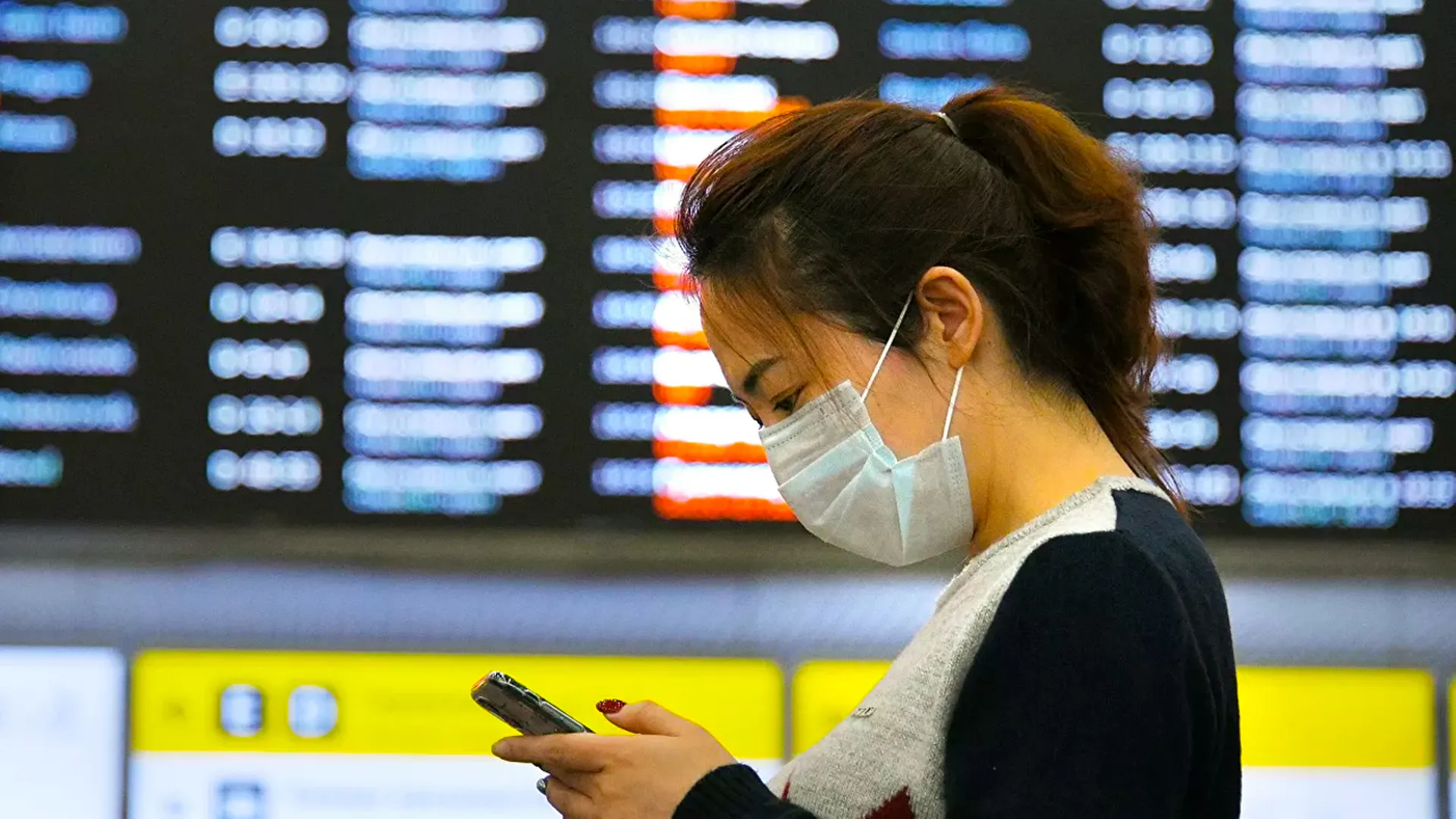 Китай коронавирус аэропорт. Люди в аэропорту. Япония аэропорт люди. Санитарный контроль в аэропорту новой Зеландии.