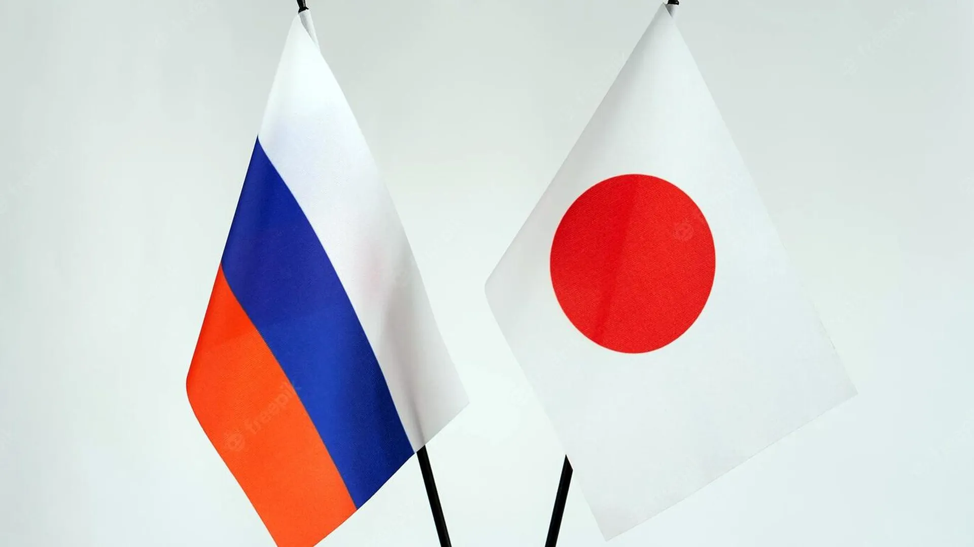 Флаги России и Японии. Фото freepik.com