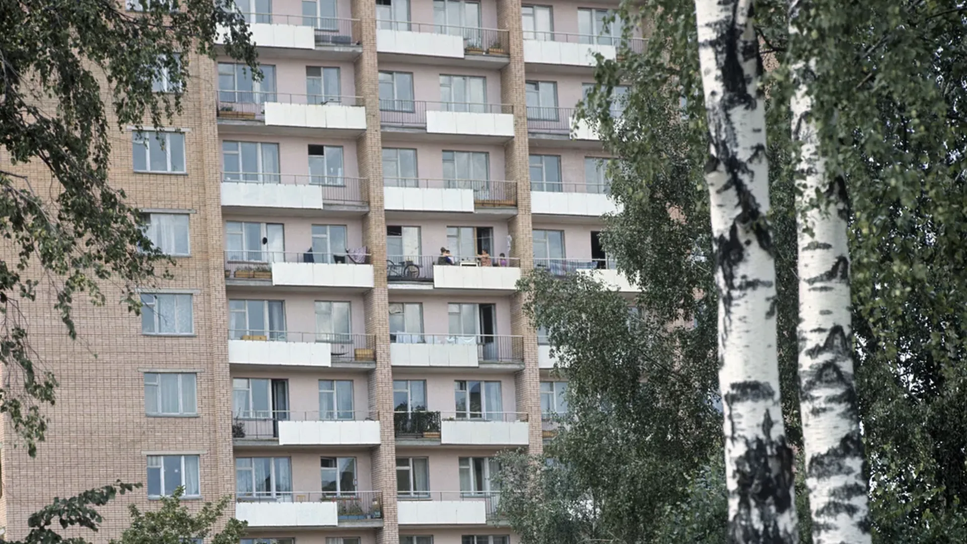 Россиянин без страховки залез на балкон 11-го этажа для спасения бабушки