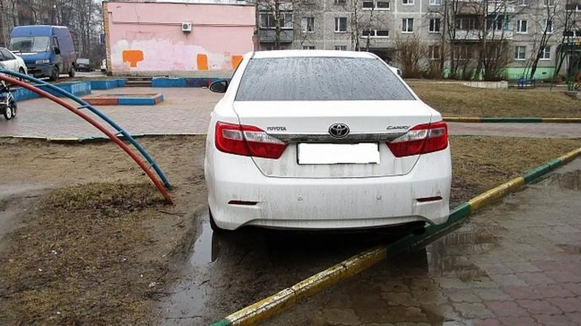 Два десятка автомобилистов, паркующихся на газонах, выловили в Щелково