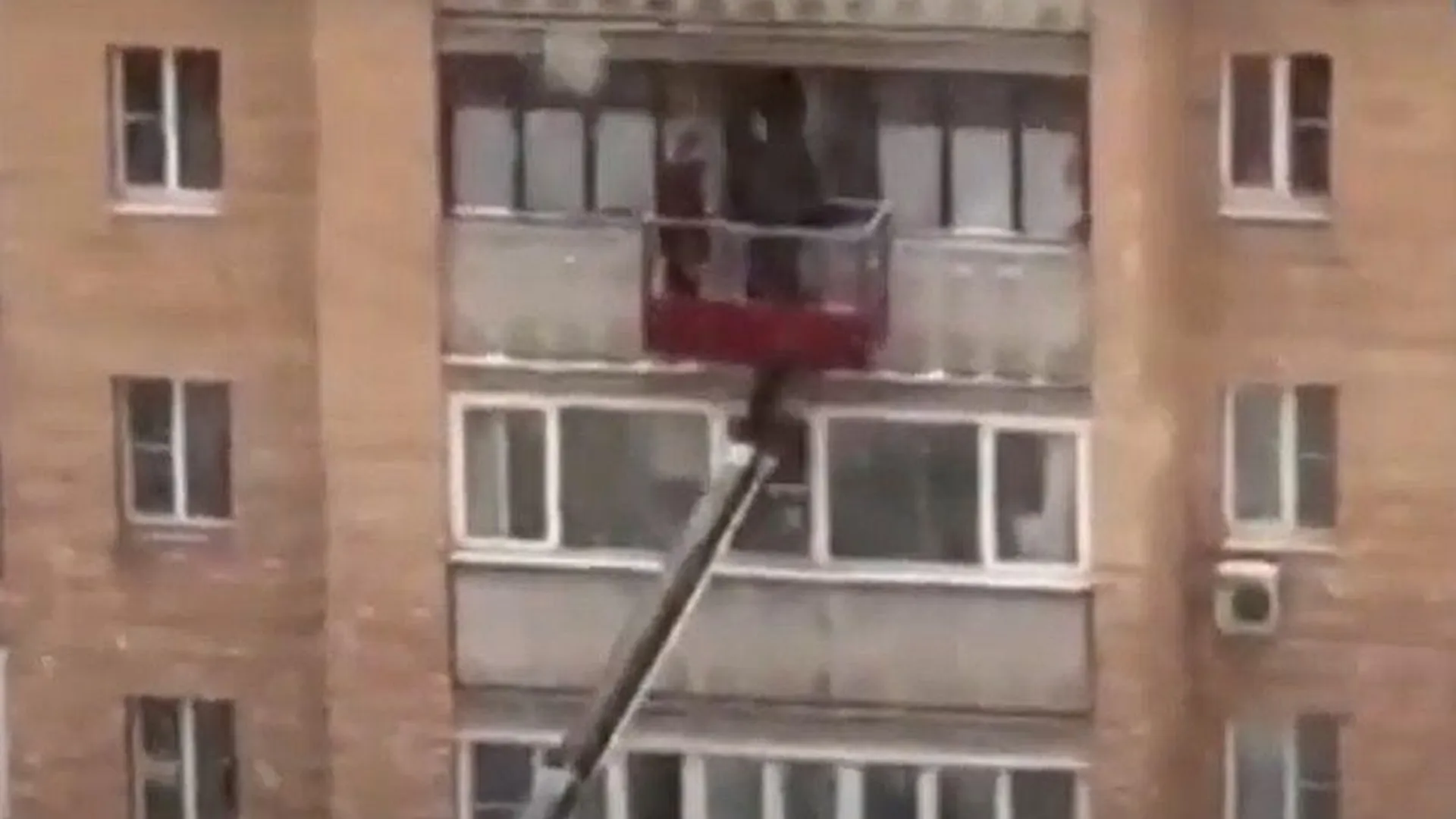 Мужчина поздравил любимую, поднявшись с помощью вышки на седьмой этаж дома под Наро-Фоминском