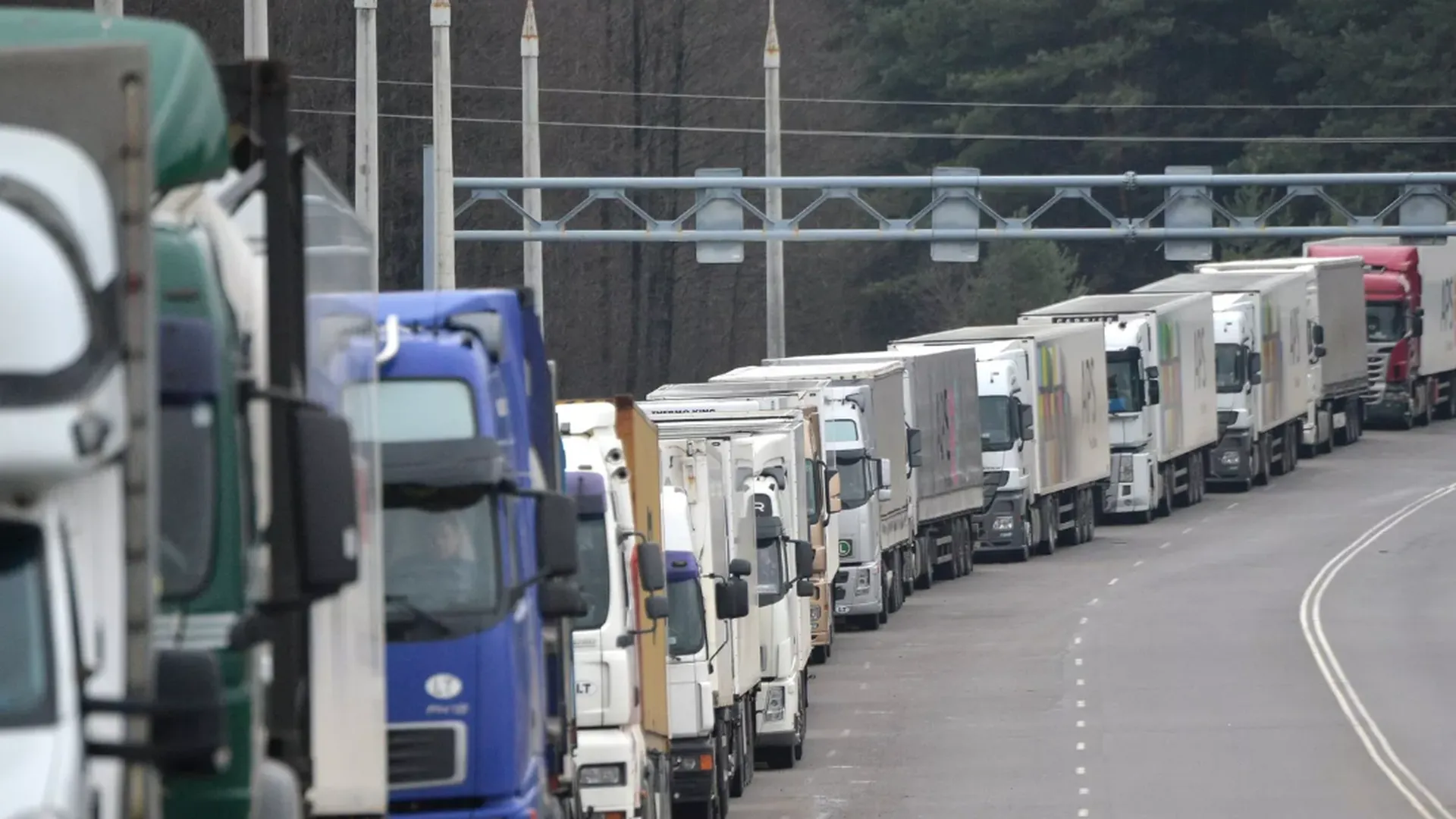 Пробка из 2000 грузовиков образовалась на границе Польши и Украины