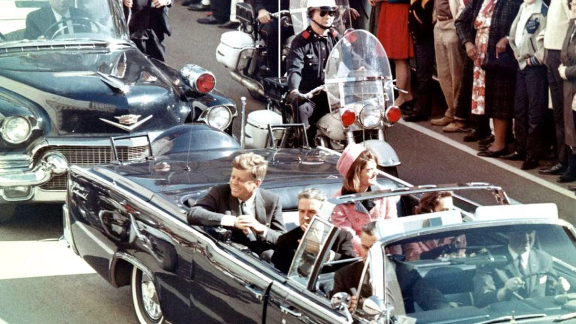 Джон Кеннеди с женой Жаклин Кеннеди в лимузине за несколько минут до обстрела, 22 ноября 1963 года
