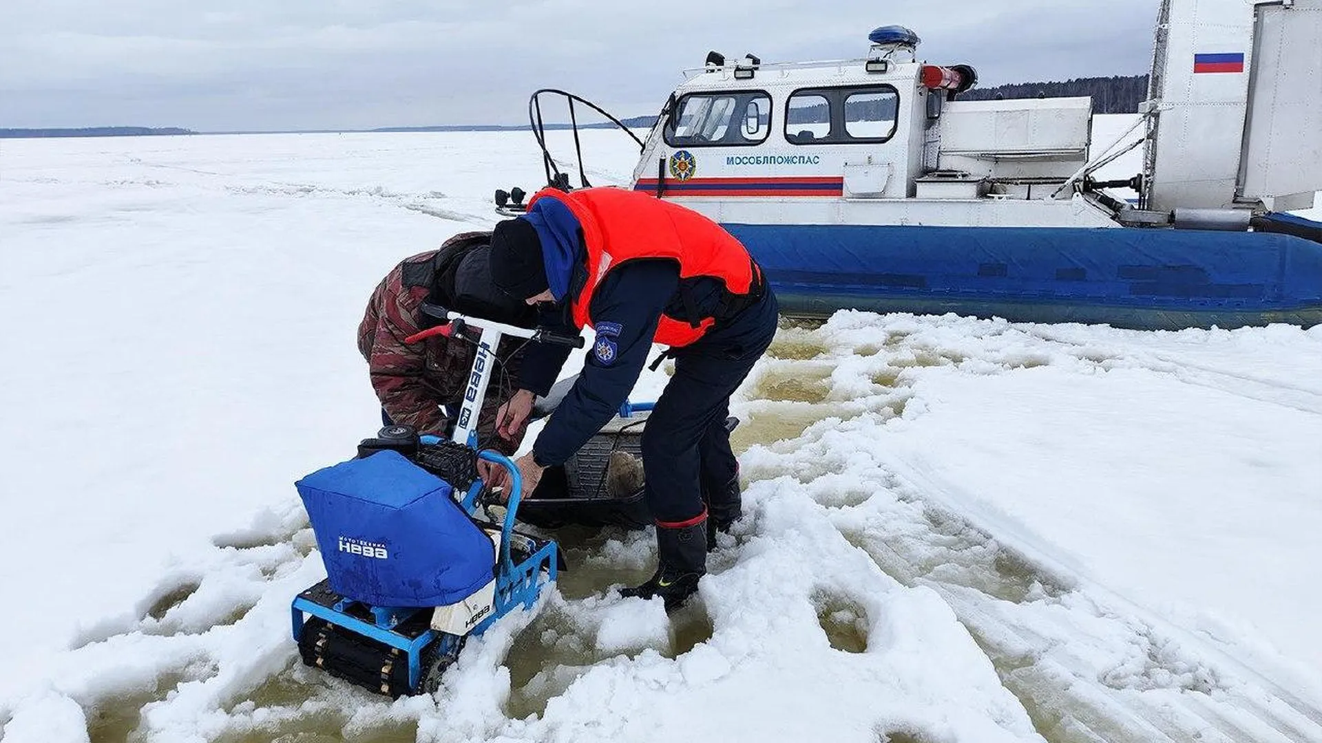 Специалисты Мособлпожспаса помогли выбраться застрявшему в снегу рыбаку на Иваньковском водохранилище
