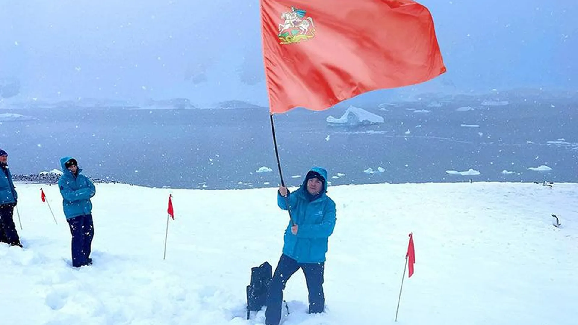 Меценат из Дмитрова установил флаг родного города в Антарктиде 