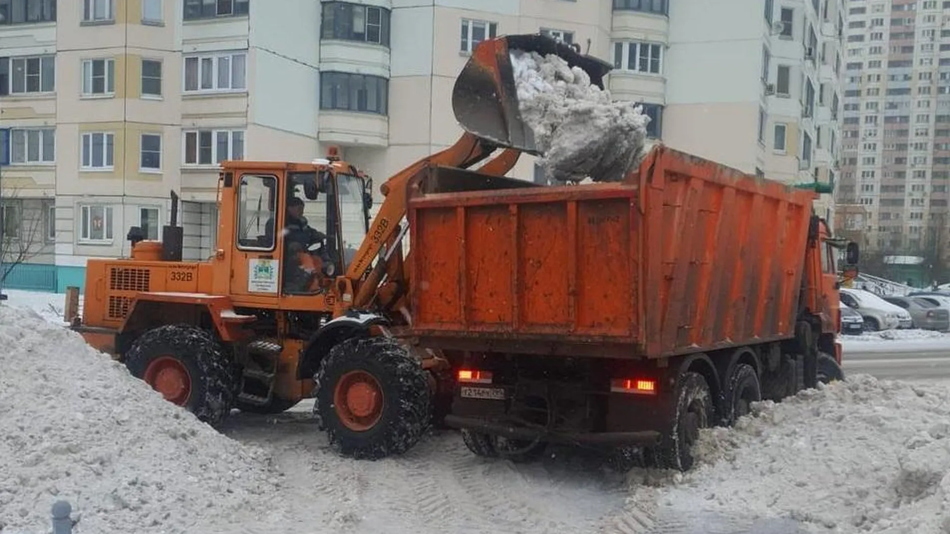 Более 17 тысяч человек борются с последствиями снегопада в Подмосковье во вторник