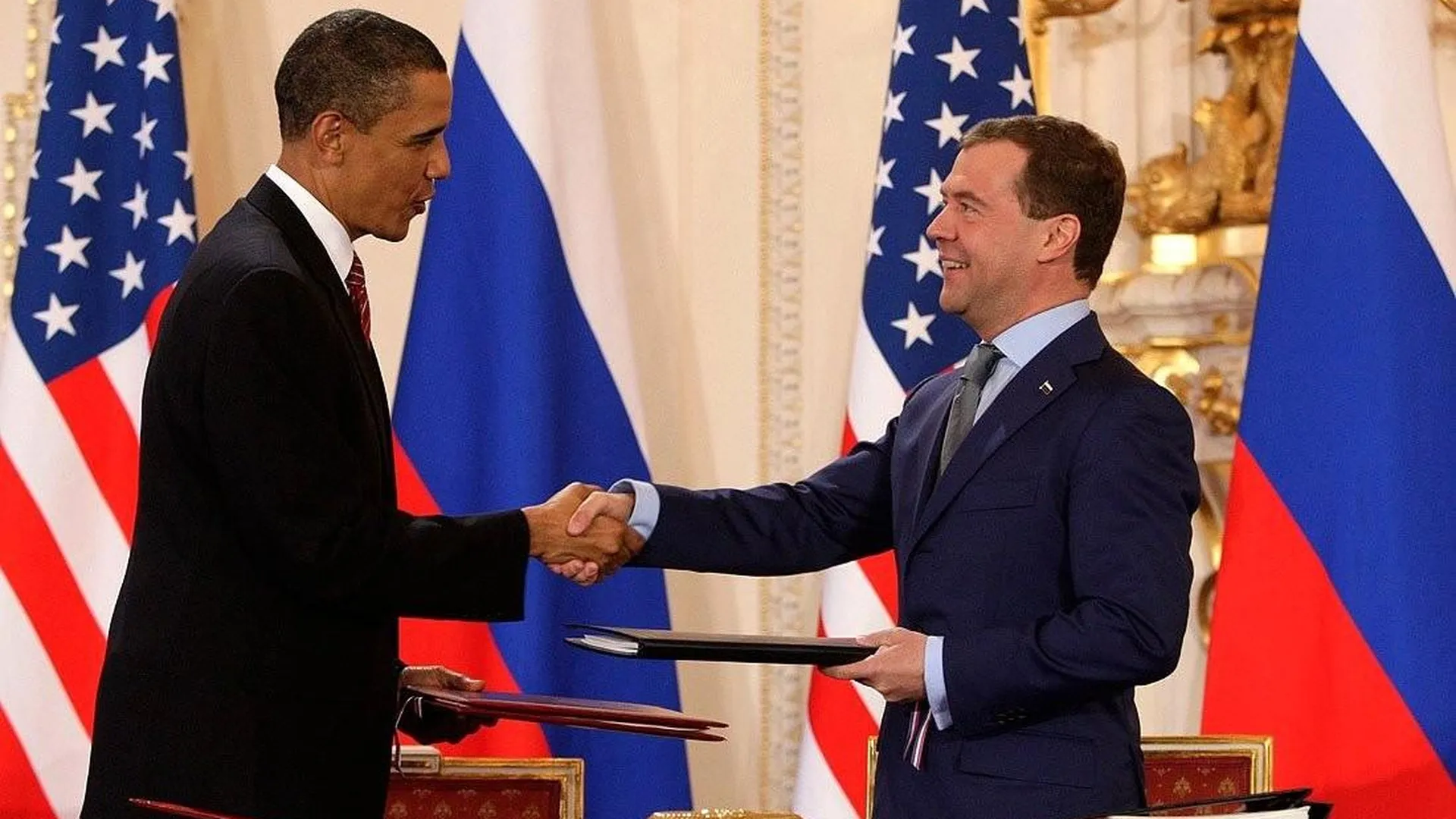 Барак Обама и Дмитрий Медведев после подписания договора СНВ-3