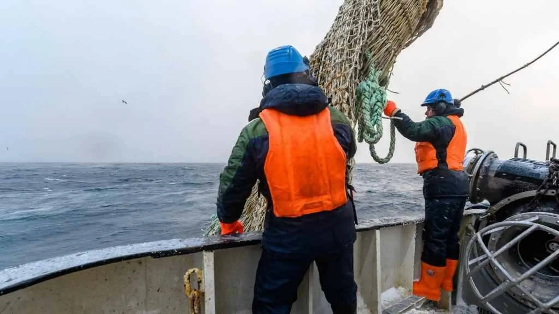 Льдину с 14 рыбаками унесло в море на Сахалине