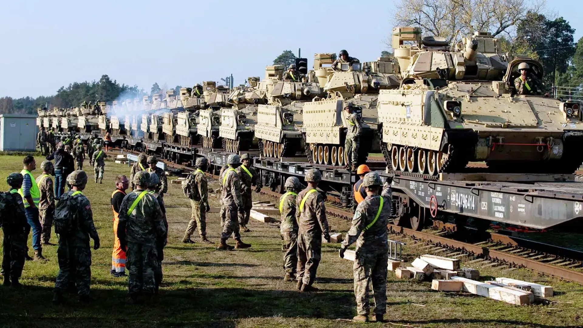 Американские боевые машины пехоты Bradley на ж/д станции в Литве