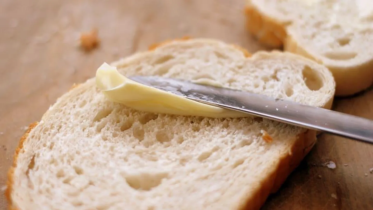 Можно ли есть масло с хлебом. Хлеб с маслом. Сливочное масло на хлебе. Сливочное масло на хлебебе. Намазывает масло на хлеб.