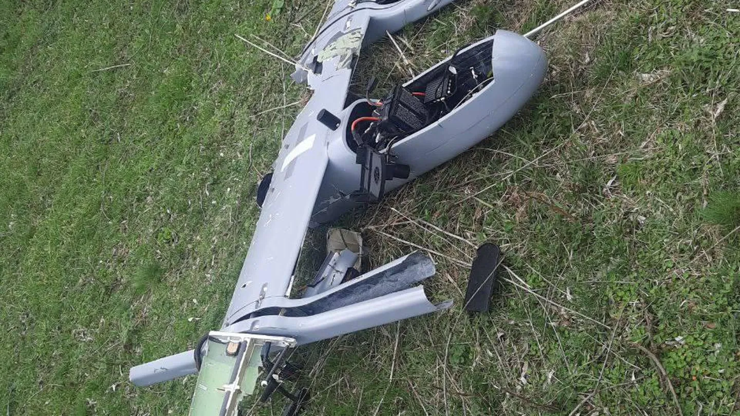 Беспилотник над тосно. Беспилотник в Тульской области. Украинский беспилотник самолетного типа. БПЛА самолетного типа. БПЛА самолетного типа упавший.