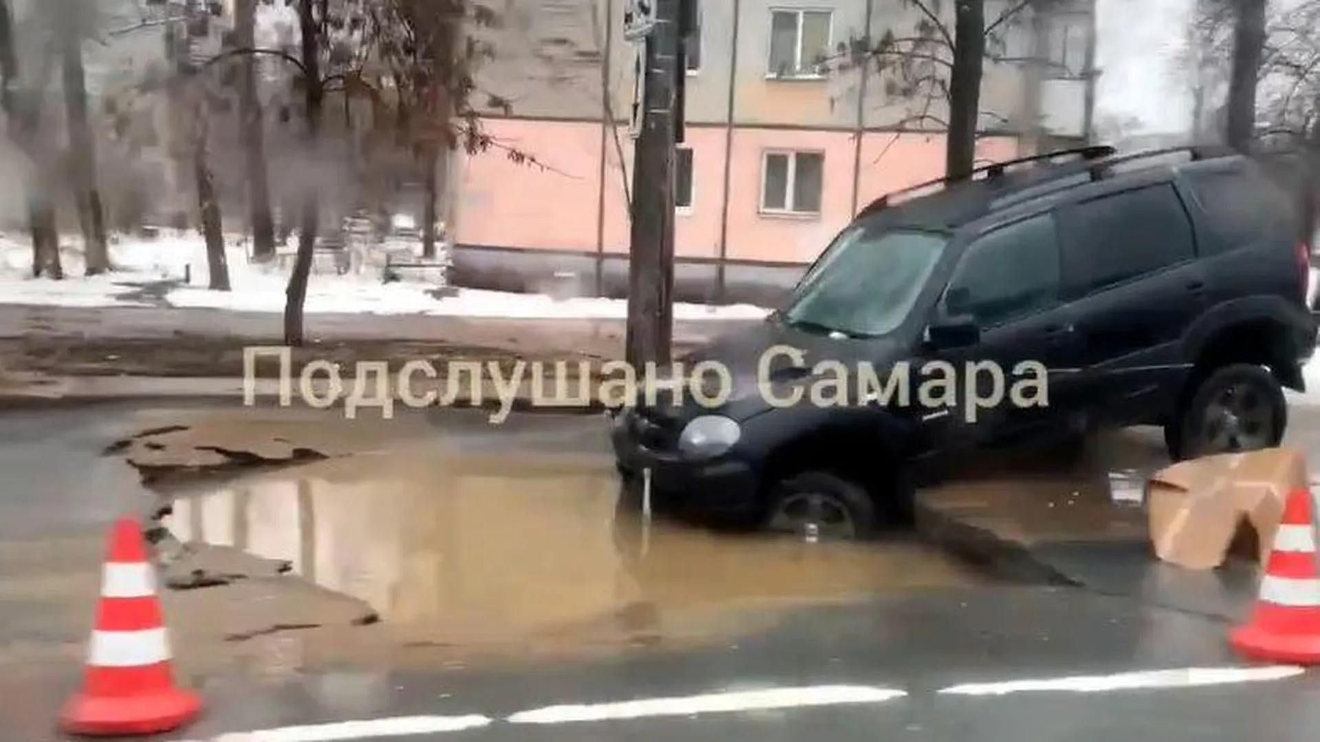 Автомобиль на одной самарских улиц чуть не ушел под воду