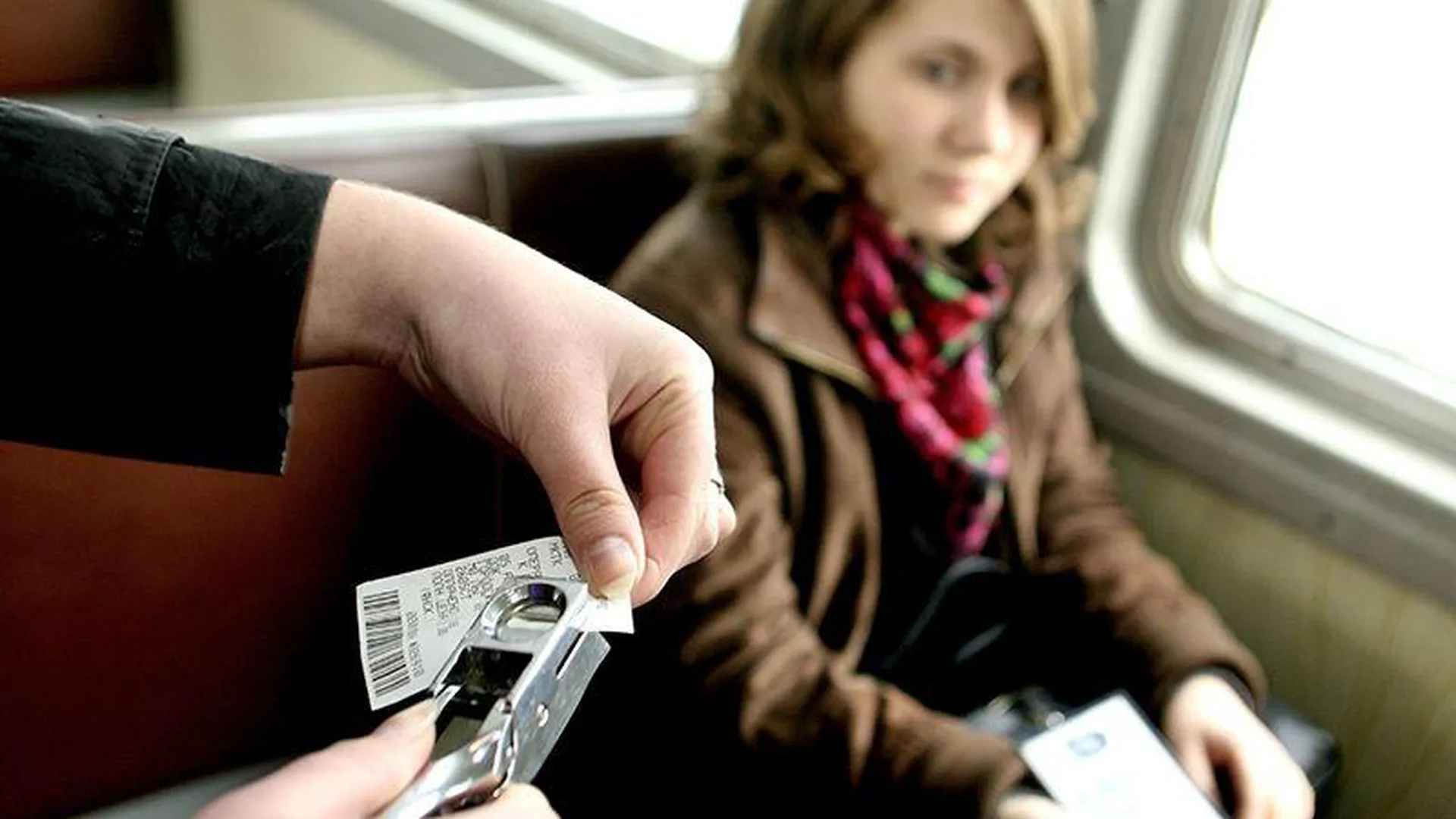 От контролеров не отличишь: мошенники нашли новый способ обмана пассажиров в электричках
