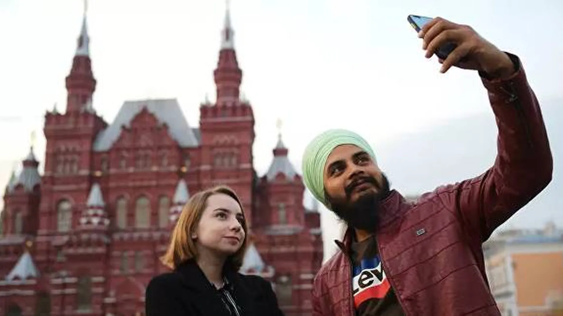 Иностранцы приезд. Иностранные туристы в Москве. Туристы в Москве. Туристы на красной площади. Иностранцы на красной площади.