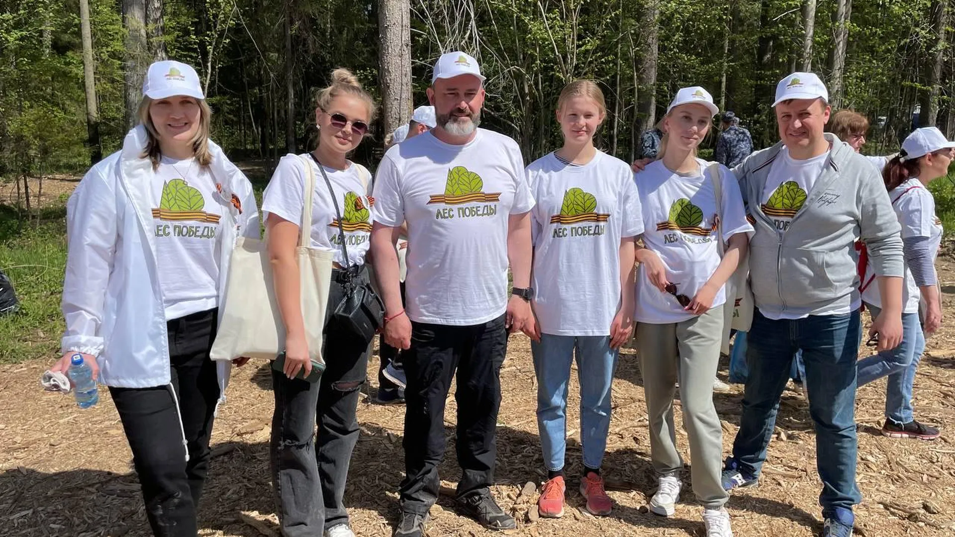 Сотрудники подмосковного МинЖКХ присоединились к акции «Лес победы» в Пушкино