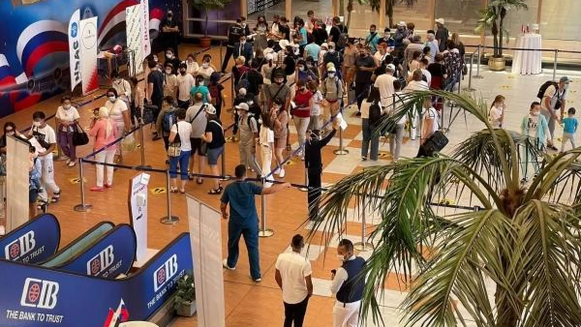 Праздники в египте 2024. Российские туристы в Египте. Аэропорт Египта Шарм-Эль-Шейх. Туристы в аэропорту. Российские туристы в аэропорту.