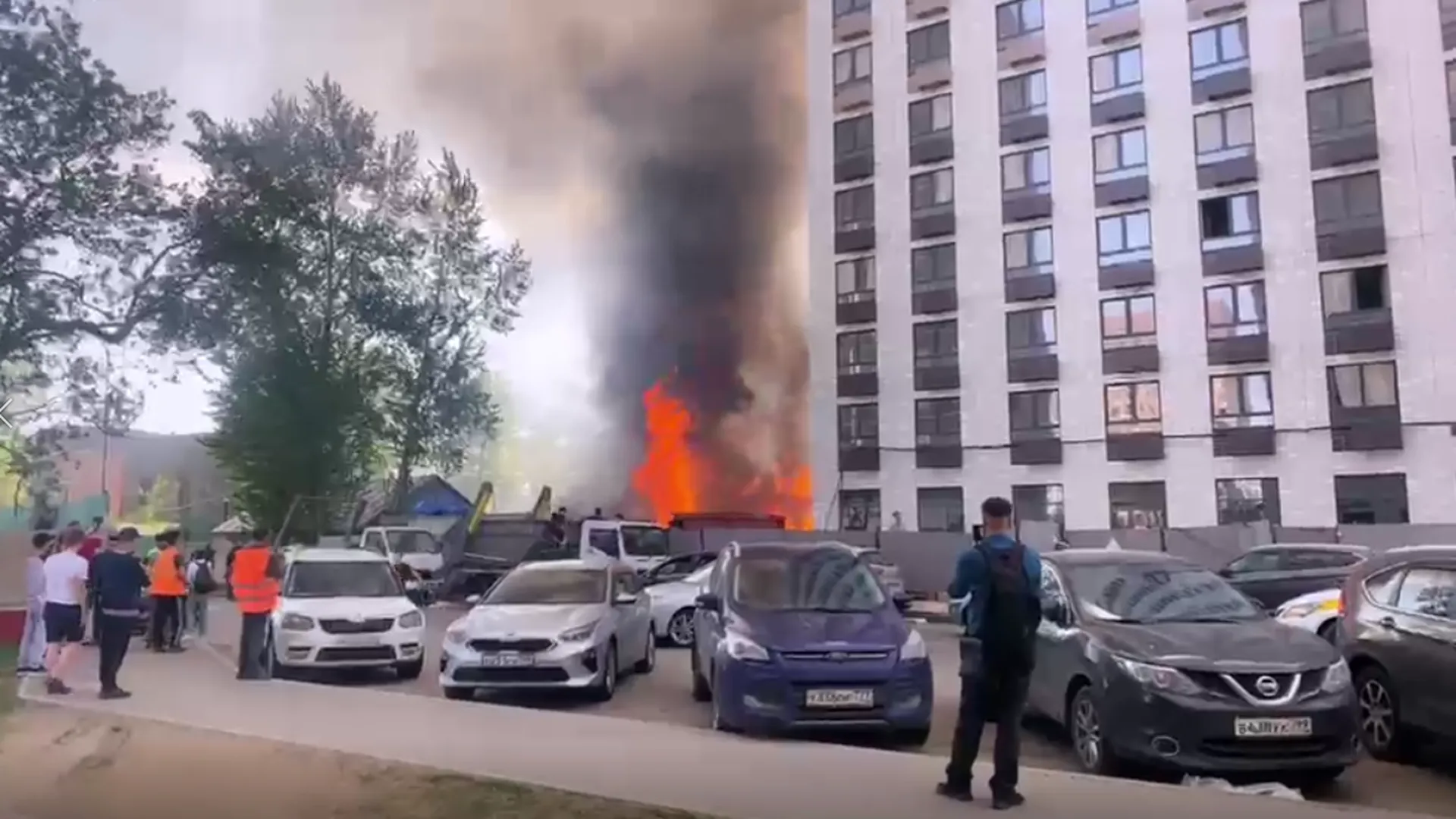 Строительный мусор загорелся на севере Москвы. Видео