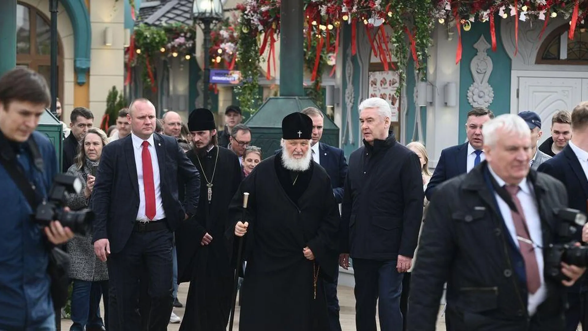 Собянин и патриарх Кирилл посетили ярмарку «Пасхальный дар» в парке Горького