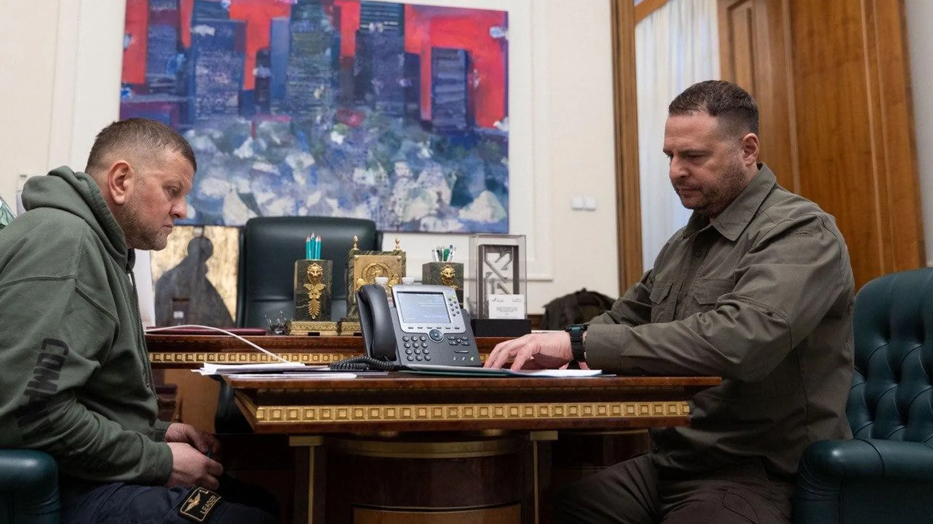 Главком ВСУ Валерий Залужный (слева) и руководитель офиса президента Украины Андрей Ермак, 2023 год
