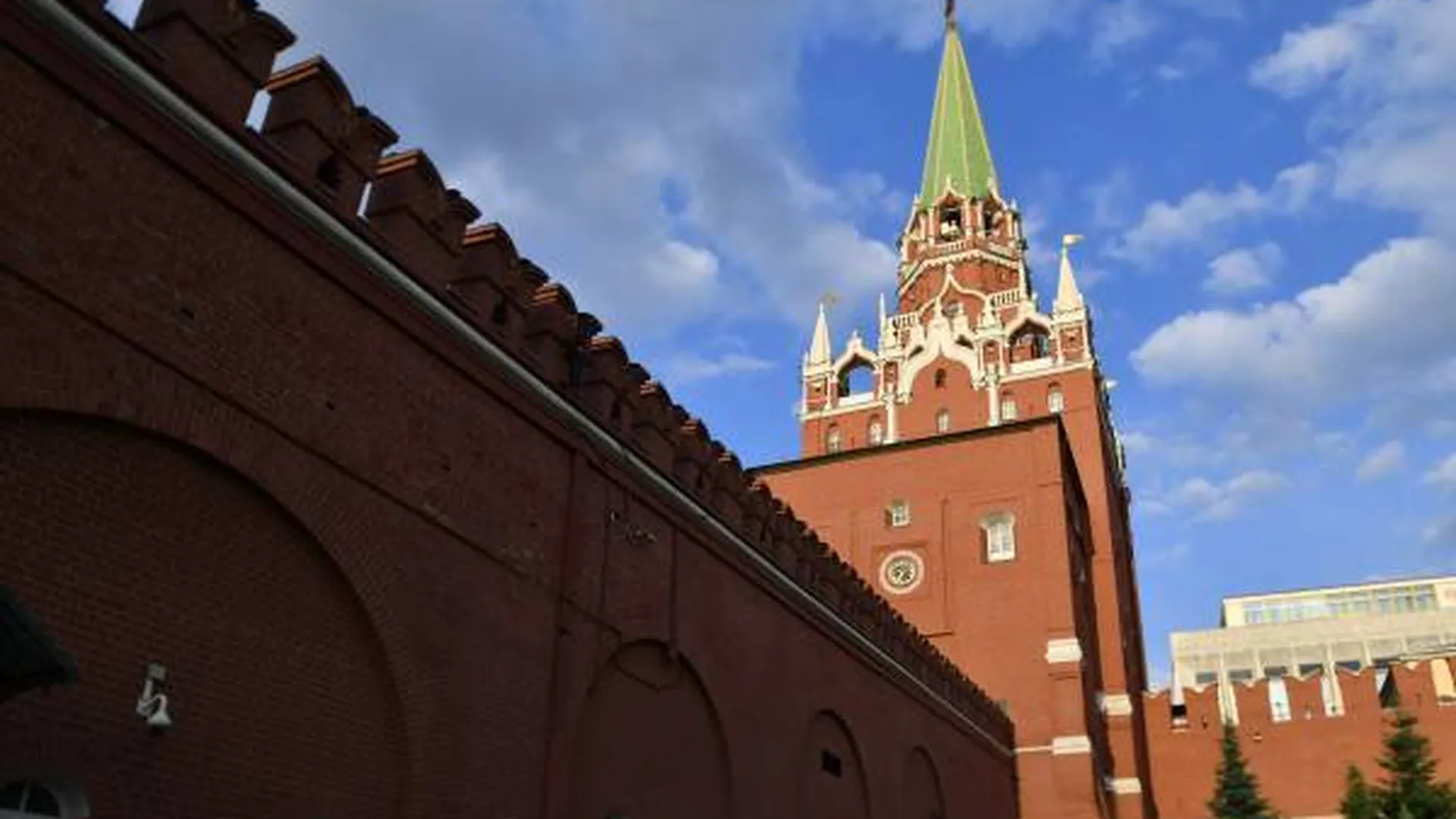 Москва кремль новости. Спасская башня Московского Кремля фото. Почему Кремль назвали Кремлем.