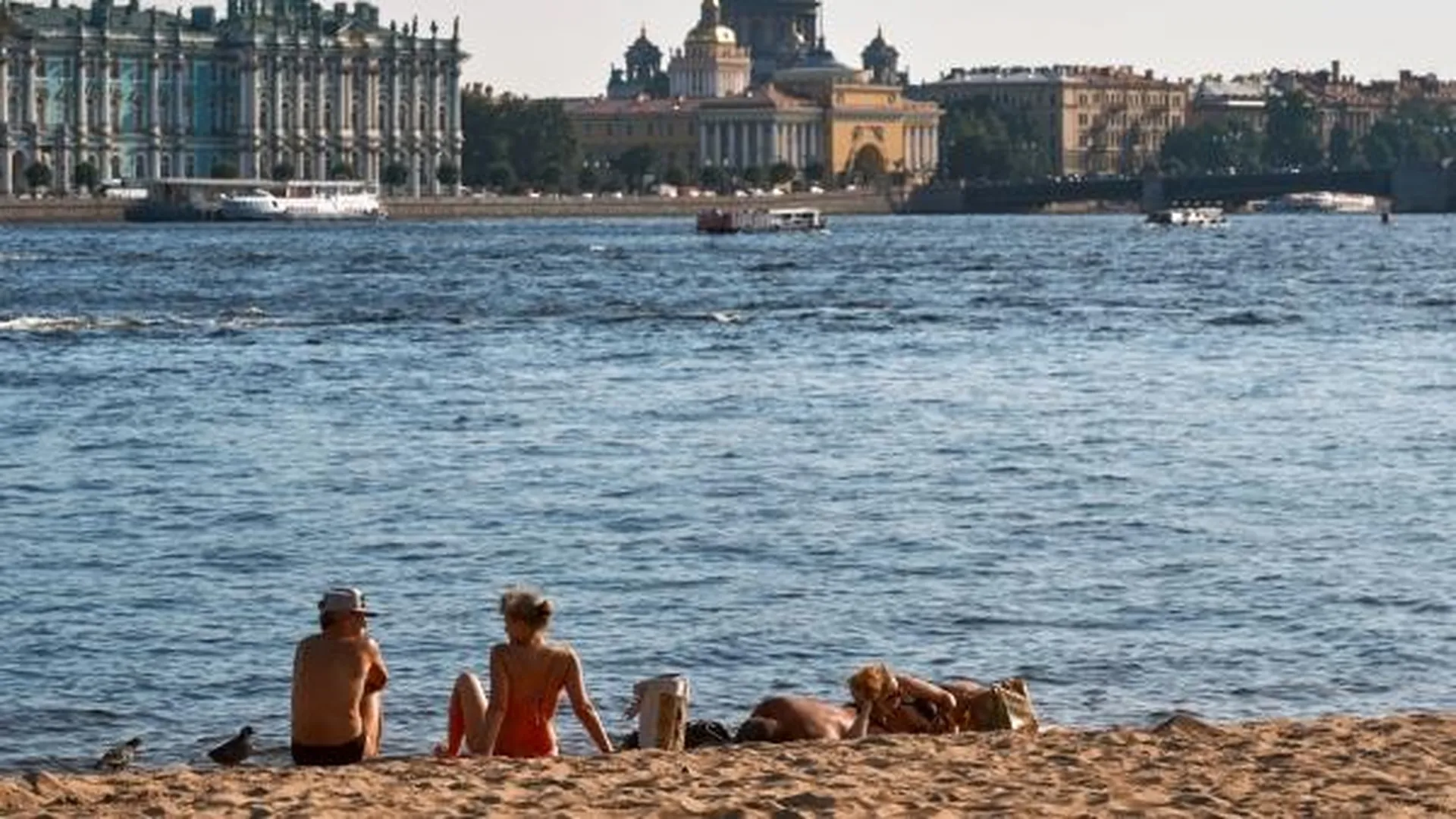 Врач-диетолог назвала категории людей, кому сложнее пережить аномальную жару в России