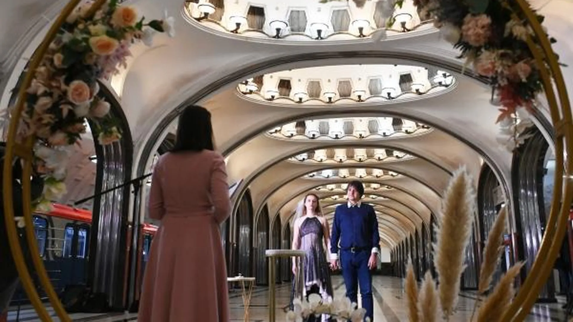 Три свадьбы сыграли на станции метро «Маяковская» в Москве