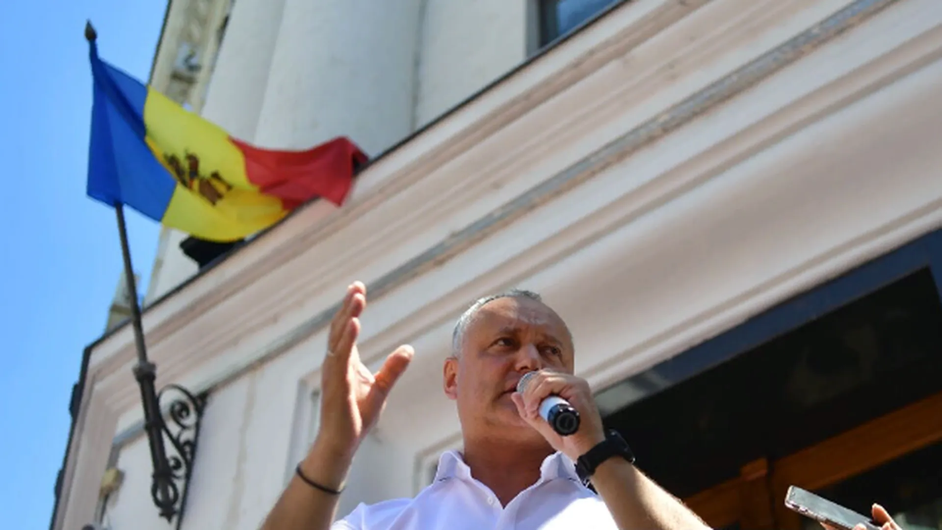 Додон напомнил властям Молдавии о незаконности штрафов за георгиевскую ленту