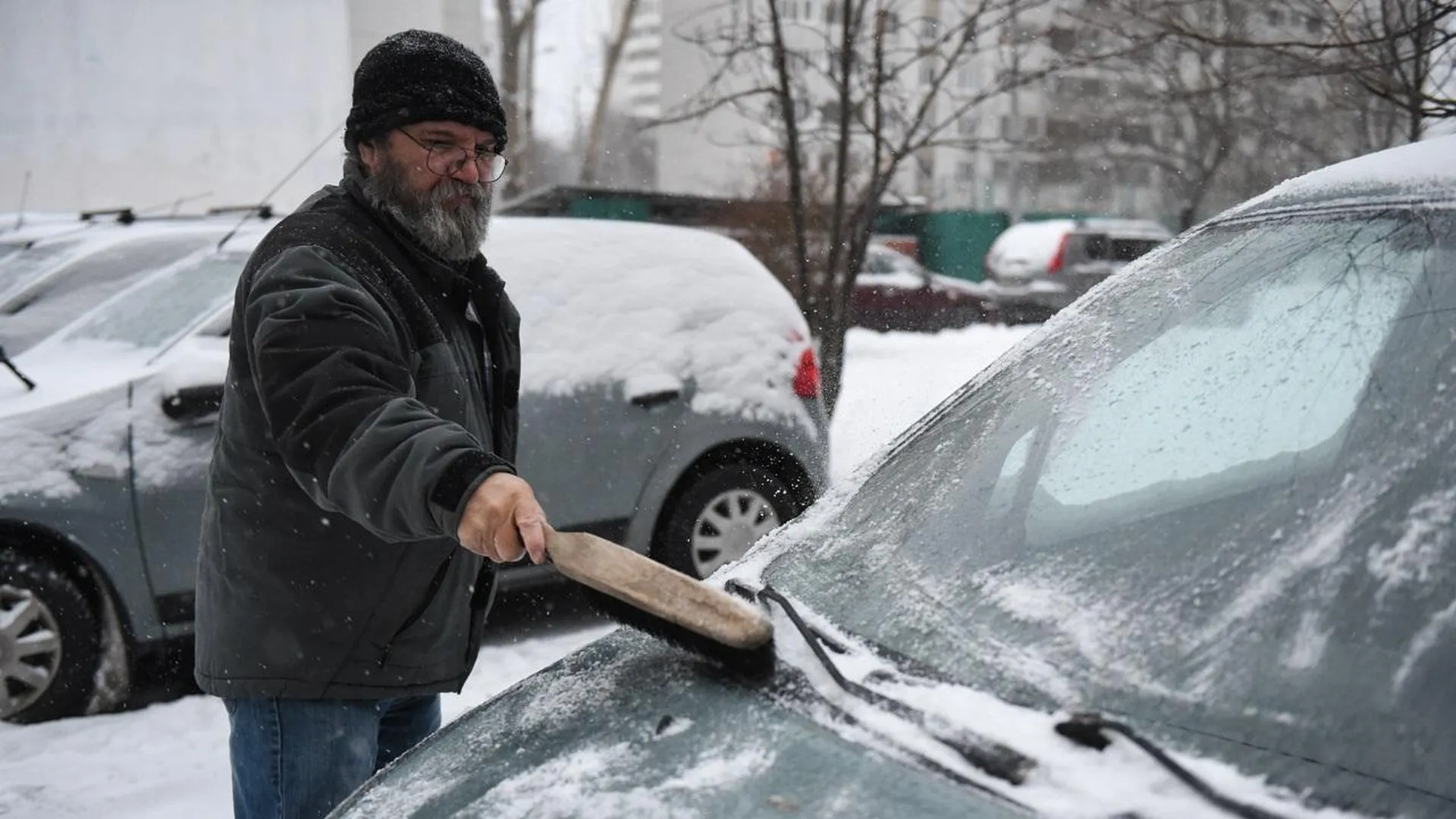 Автомобилистам Подмосковья рекомендовали пересесть на общественный транспорт из-за снегопада