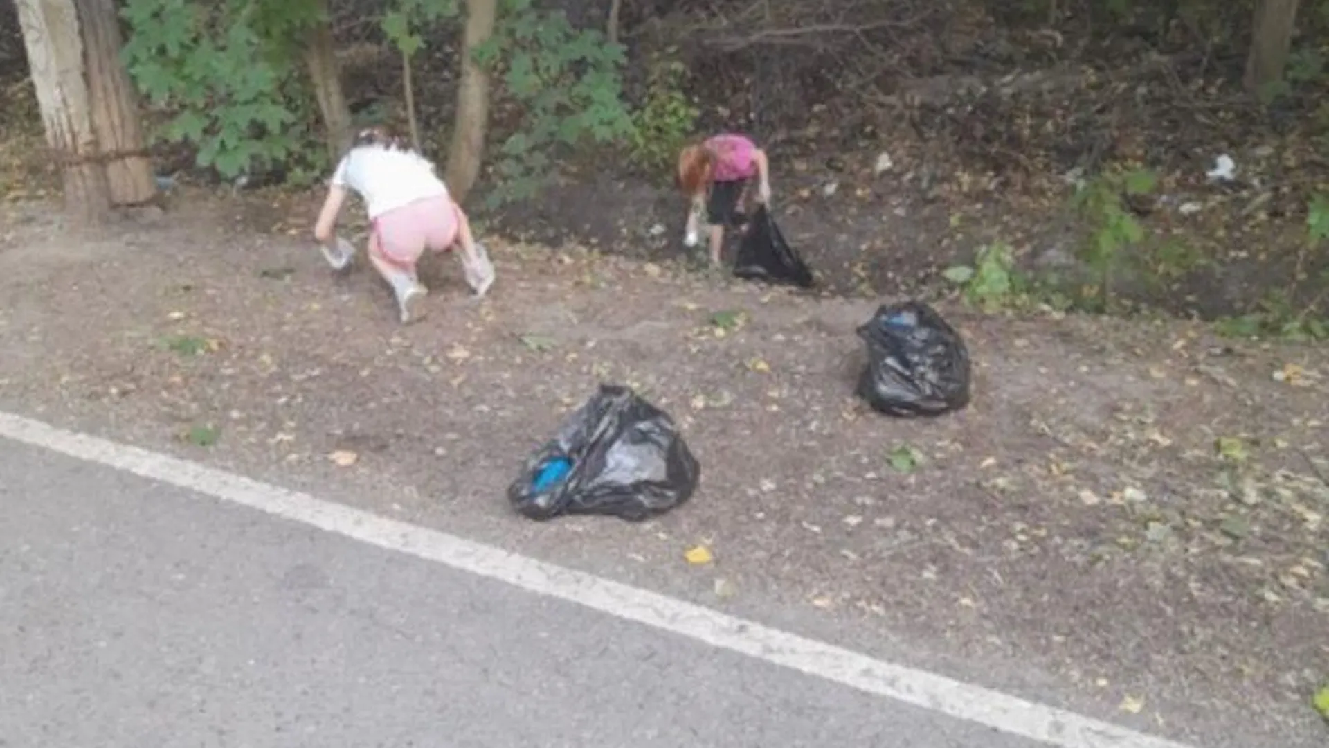 Девочки из Голицыно, организовавшие уборку улицы, растрогали местных жителей