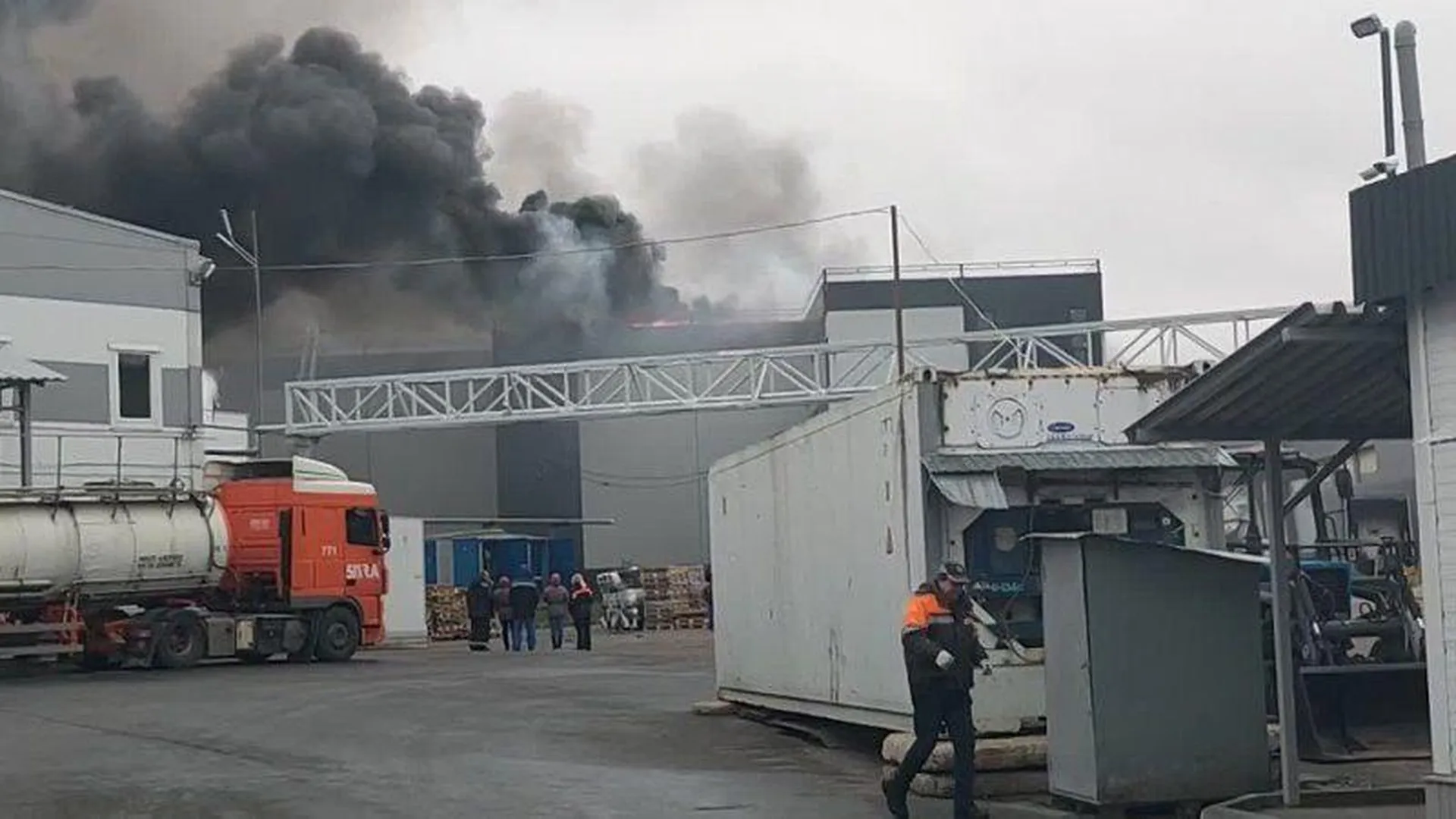 Появилось видео с места сильного пожара на складе в Ногинске