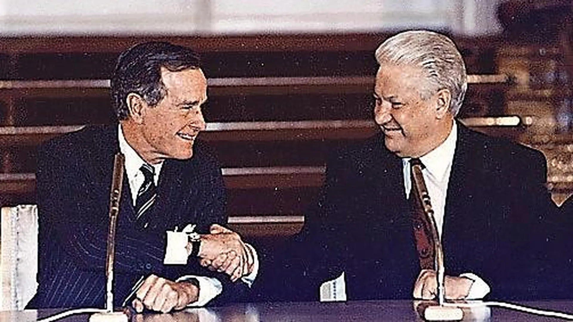 Джордж Буш и Борис Ельцин подписывают договор об СНВ-2