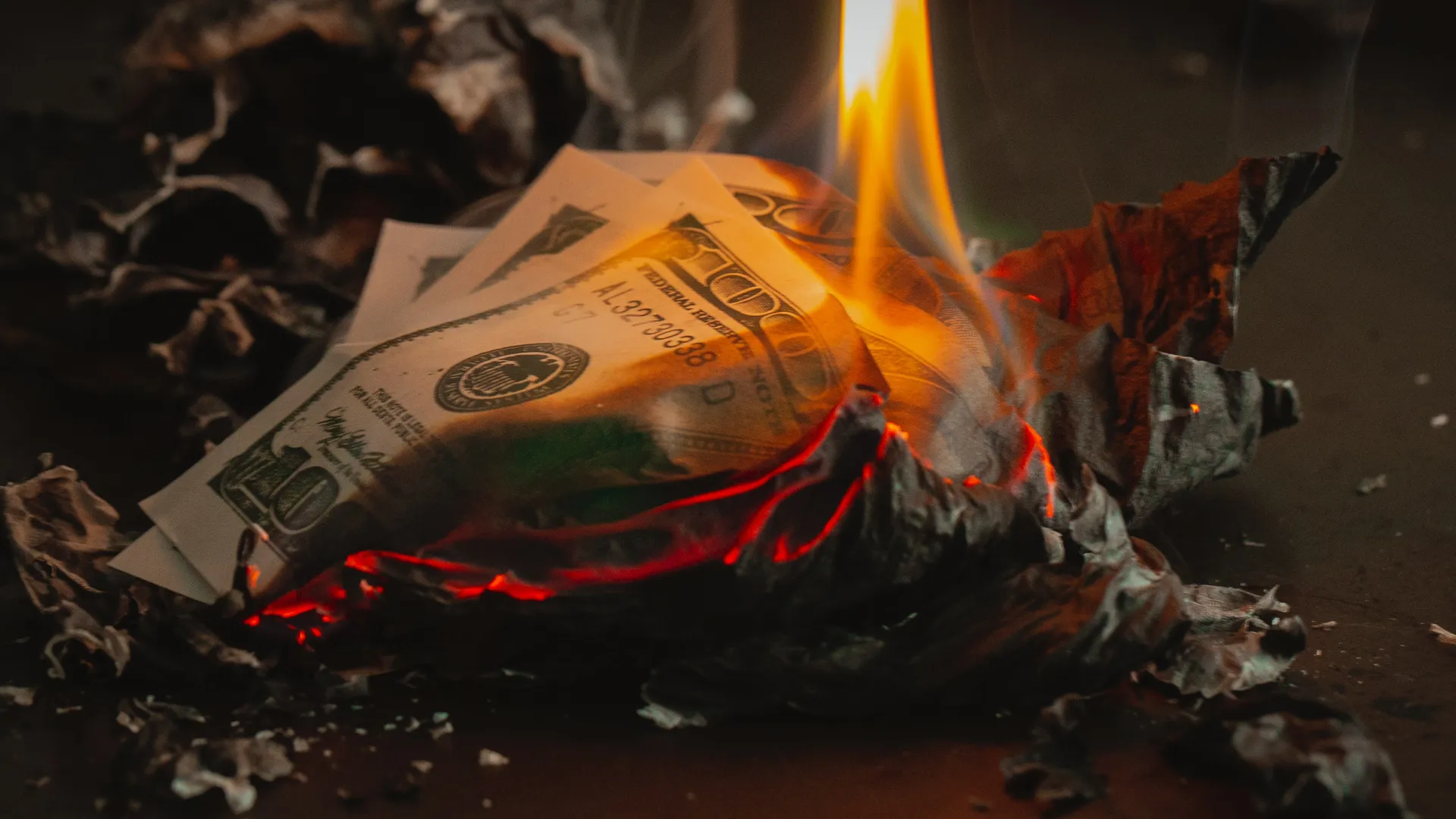 Сжигание денег. Сжигает деньги. Сожжение денег. Сжигают доллары.