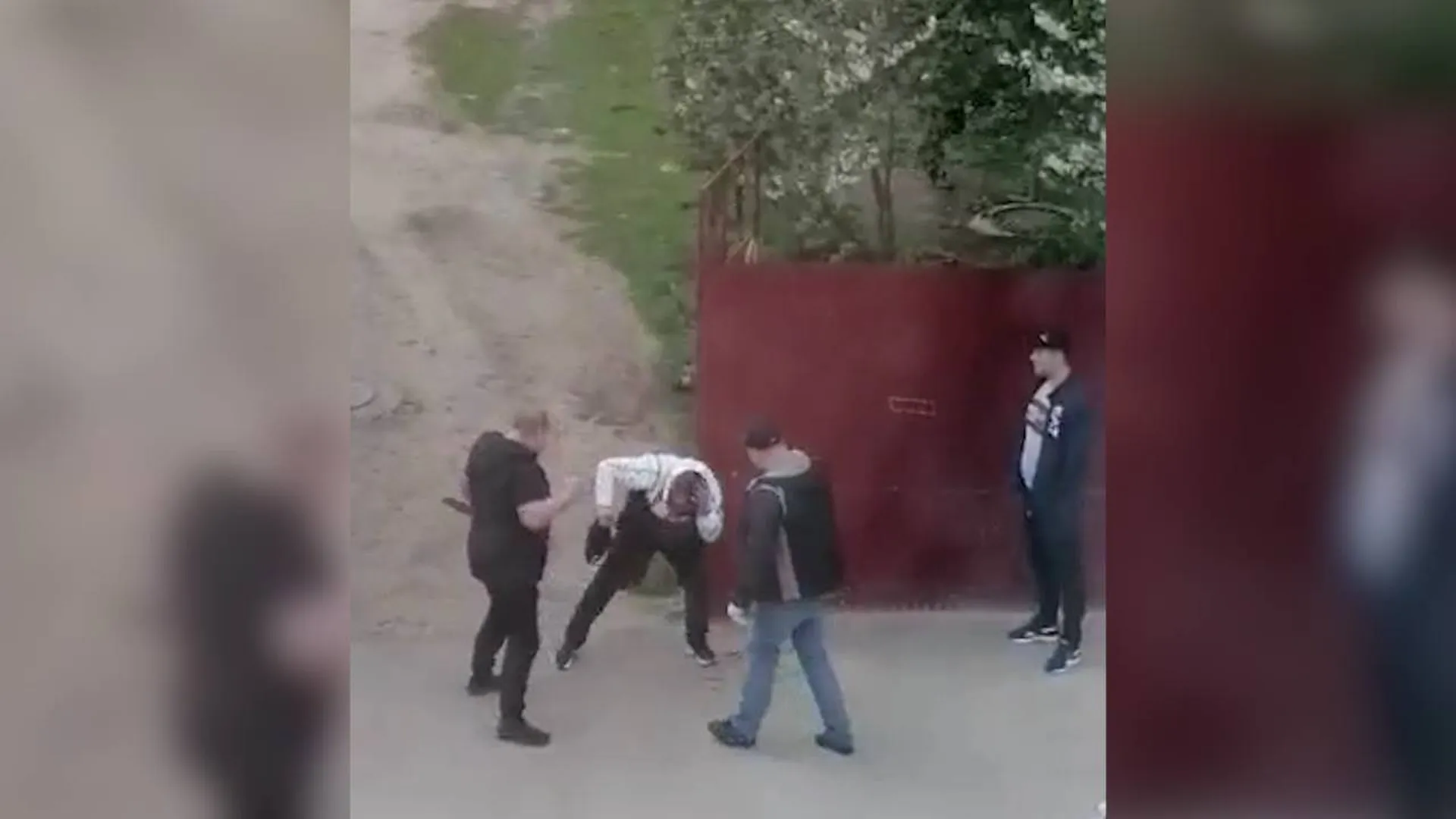 Таджики избили парня за z. Драка в Ельце с таджиками.