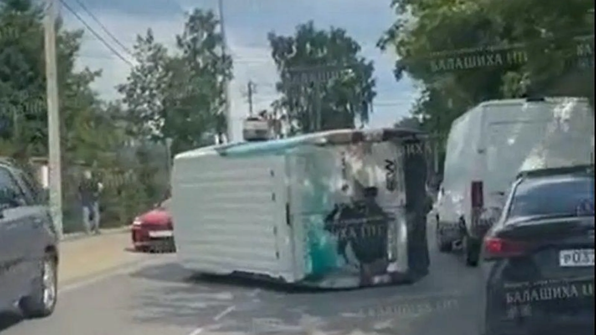 Микроавтобус перевернулся в Балашихе