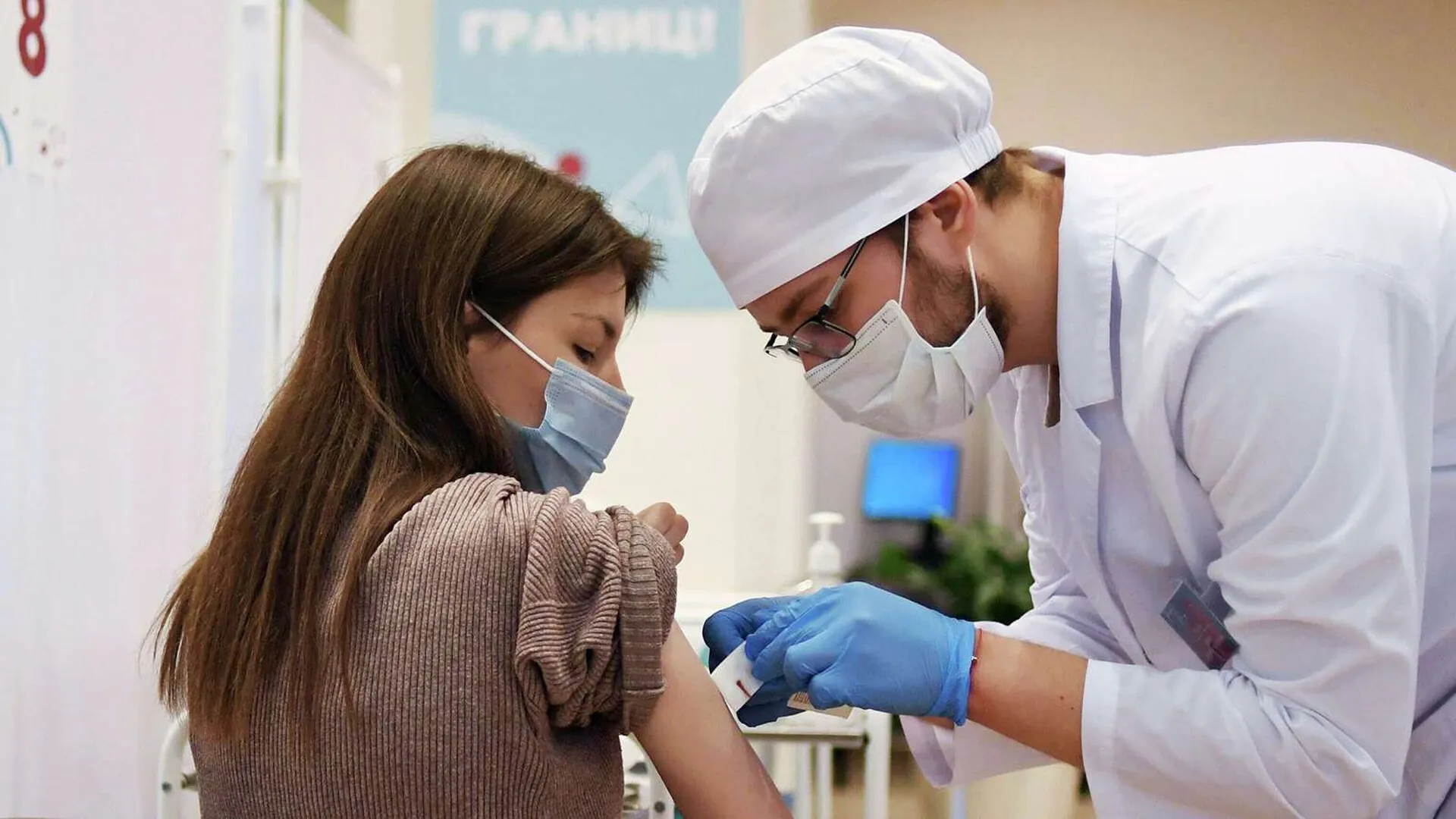Бесплатная вакцинация подростков от коронавируса стартовала в Москве