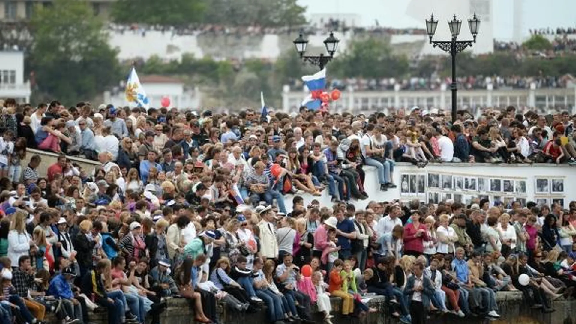 Зрители наблюдают за воздушной частью парада Победы в акватории Севастопольской бухты