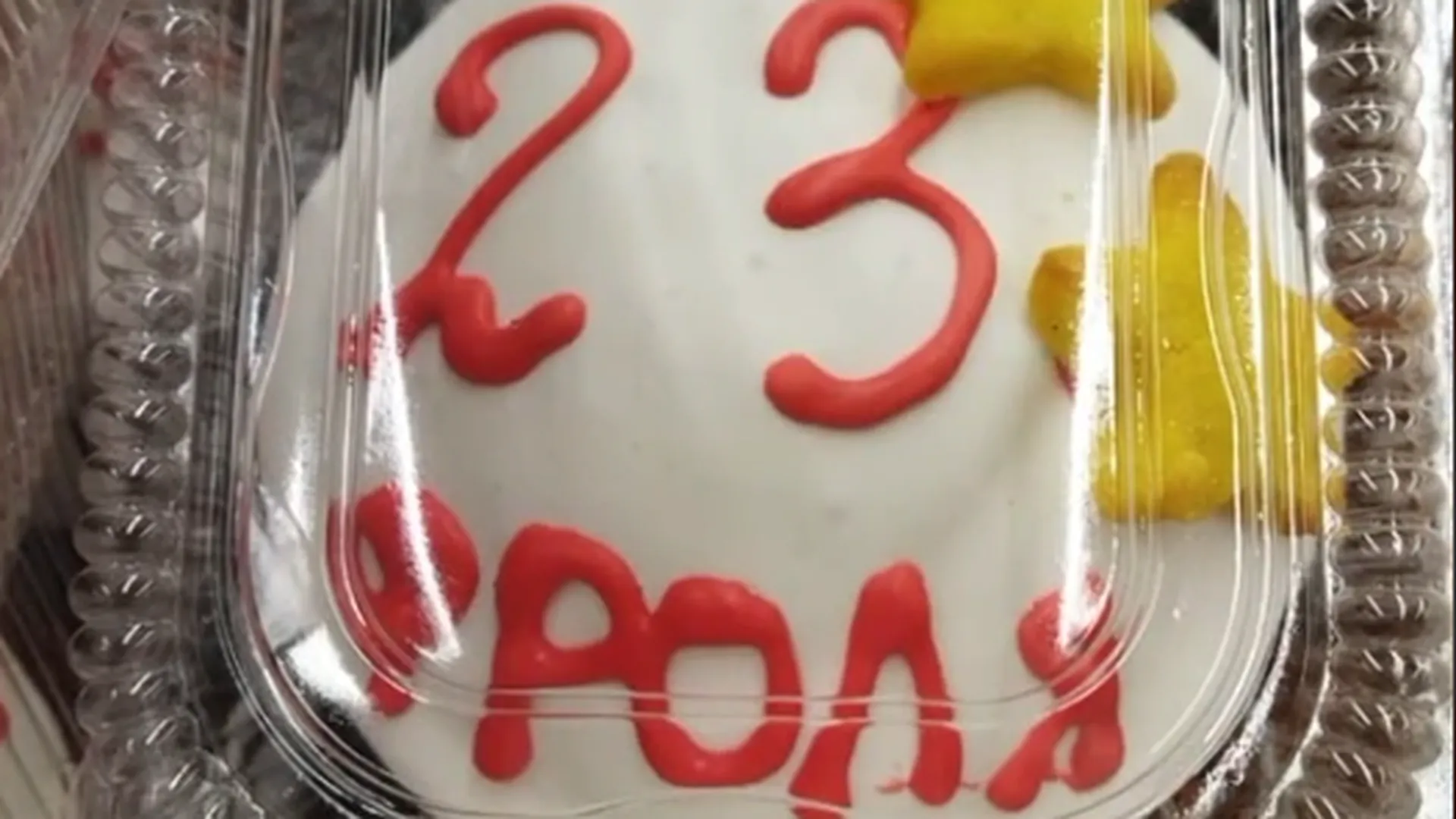 «Кто такие фроли и почему их 23?» Праздничные пирожные со странными надписями заметили в супермаркете Красногорска