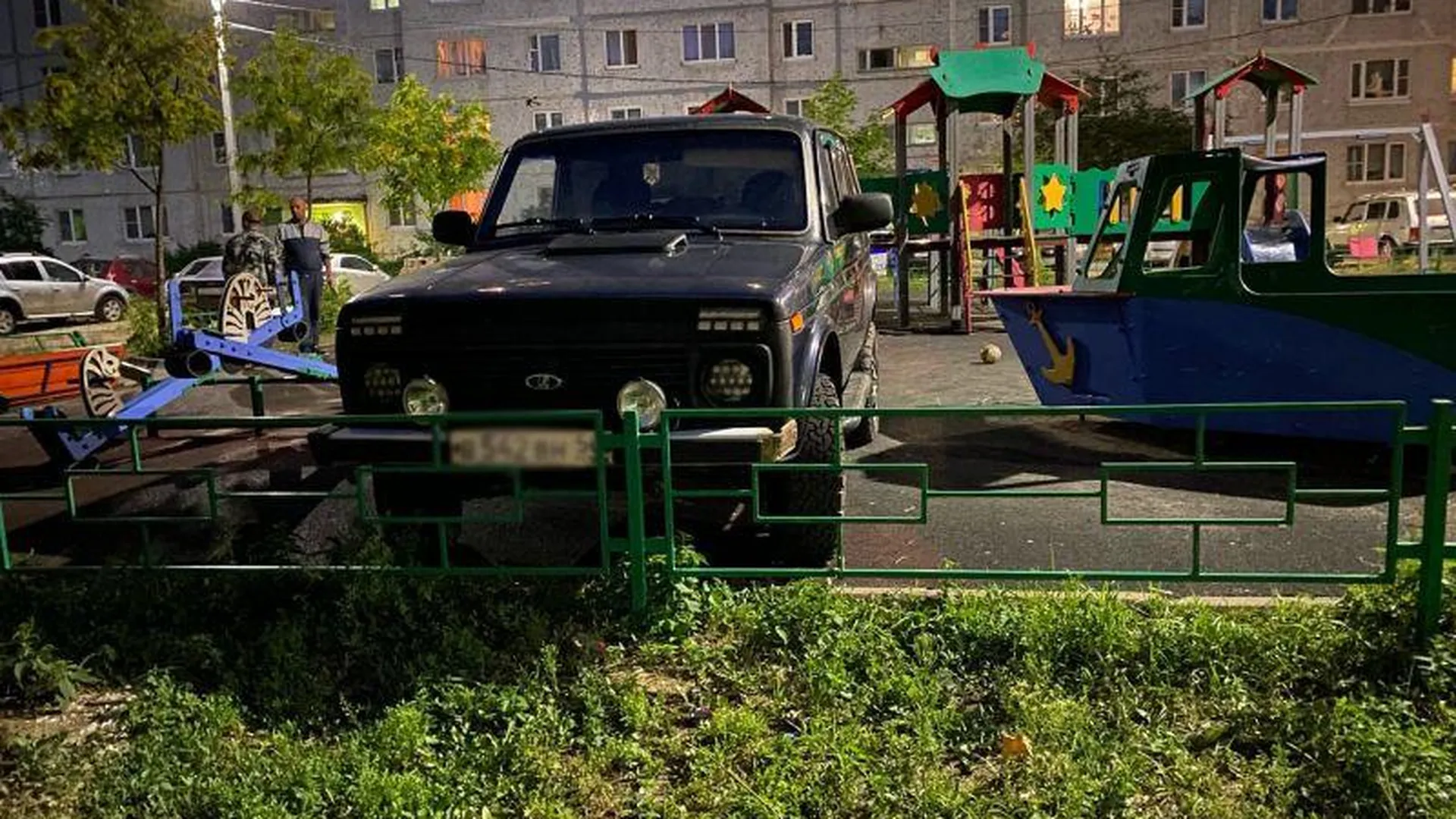 Водитель внедорожника чуть не сбил малышей на детской площадке в Куровском
