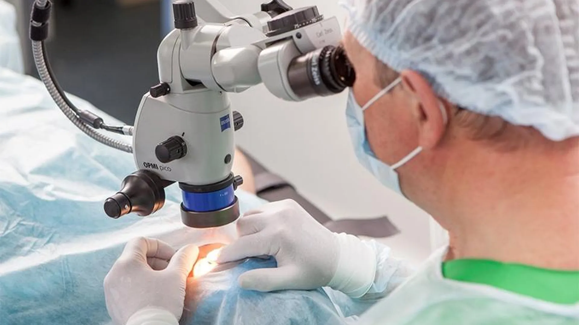 Оперативное лечение катаракты. Офтальмологическая операция. Лазерная хирургия офтальмология. Хирургические операции в офтальмологии.