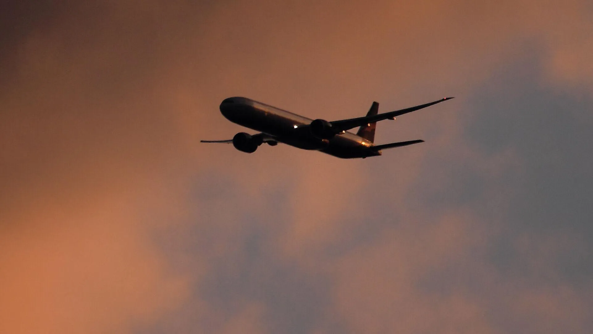 Летевший в Хабаровск самолет экстренно сел в Комсомольске-на-Амуре