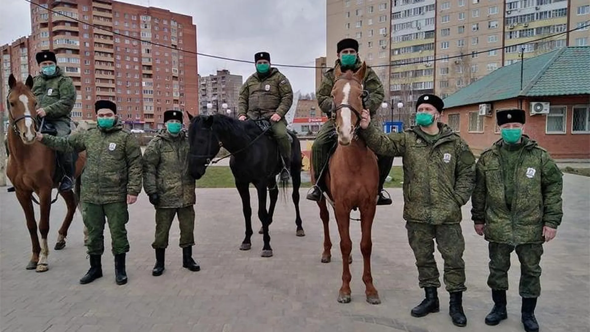 Казаки в Павловском Посаде патрулируют улицы и призывают горожан оставаться дома