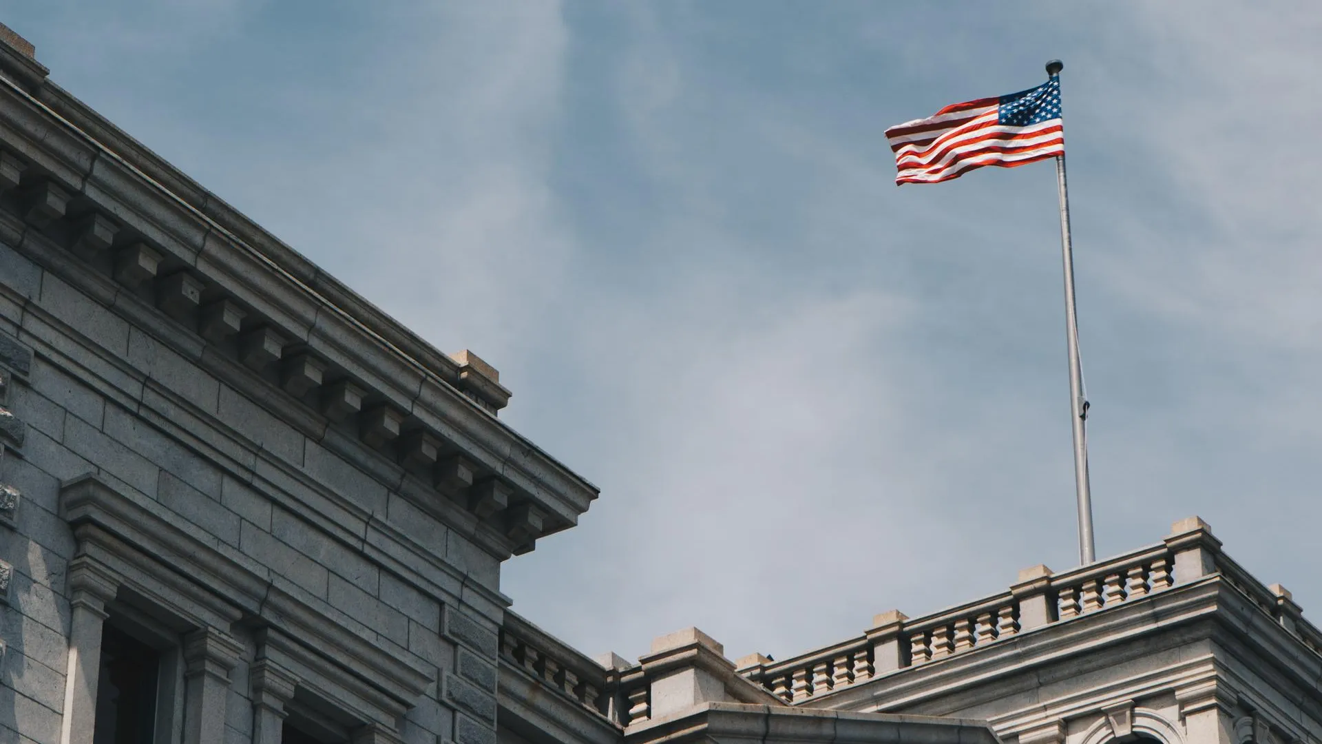 Белый дом согласился запретить ЛГБТ-флаги в посольствах США