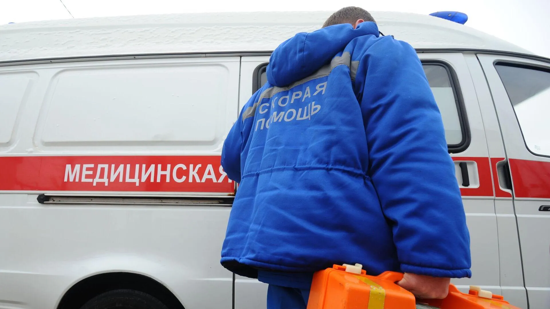 Помощь спасателей потребовалась медикам после вызова к 250-килограммовому москвичу