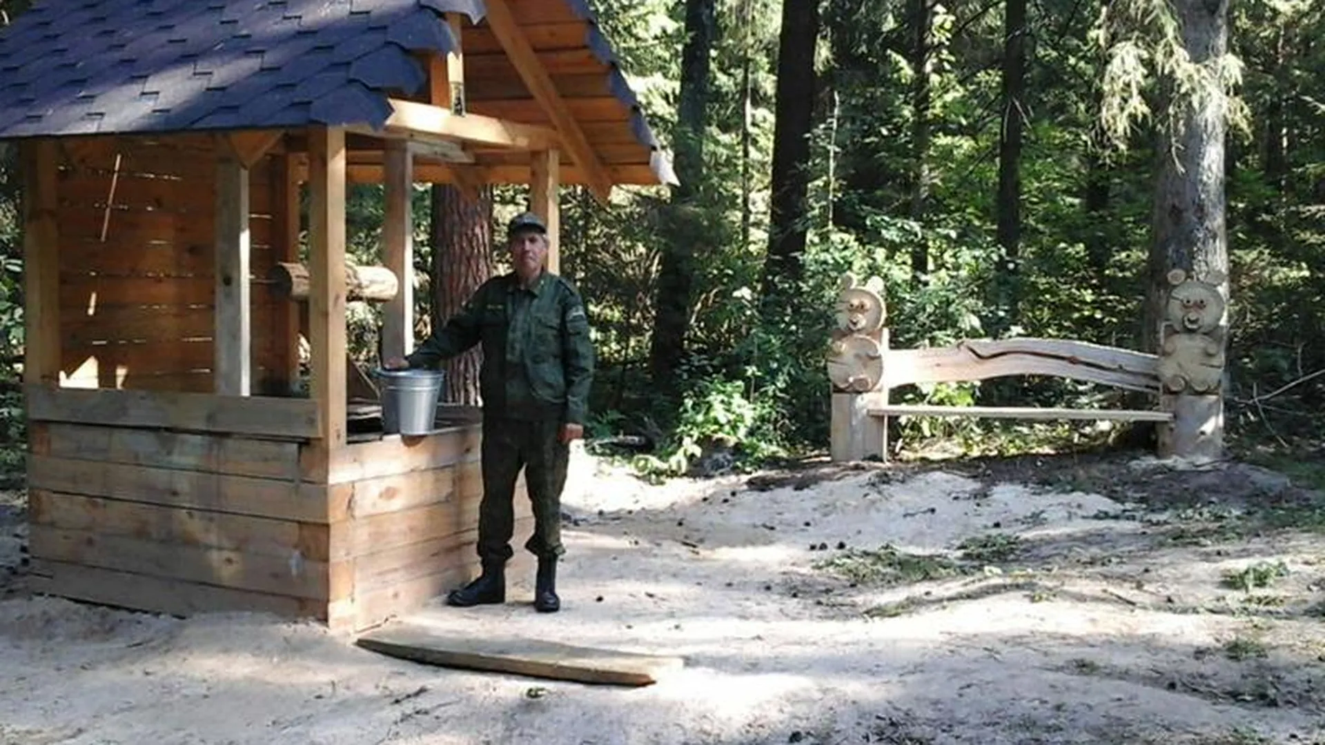 Лесничие вместе с жителями восстановили лесной родник под Егорьевском