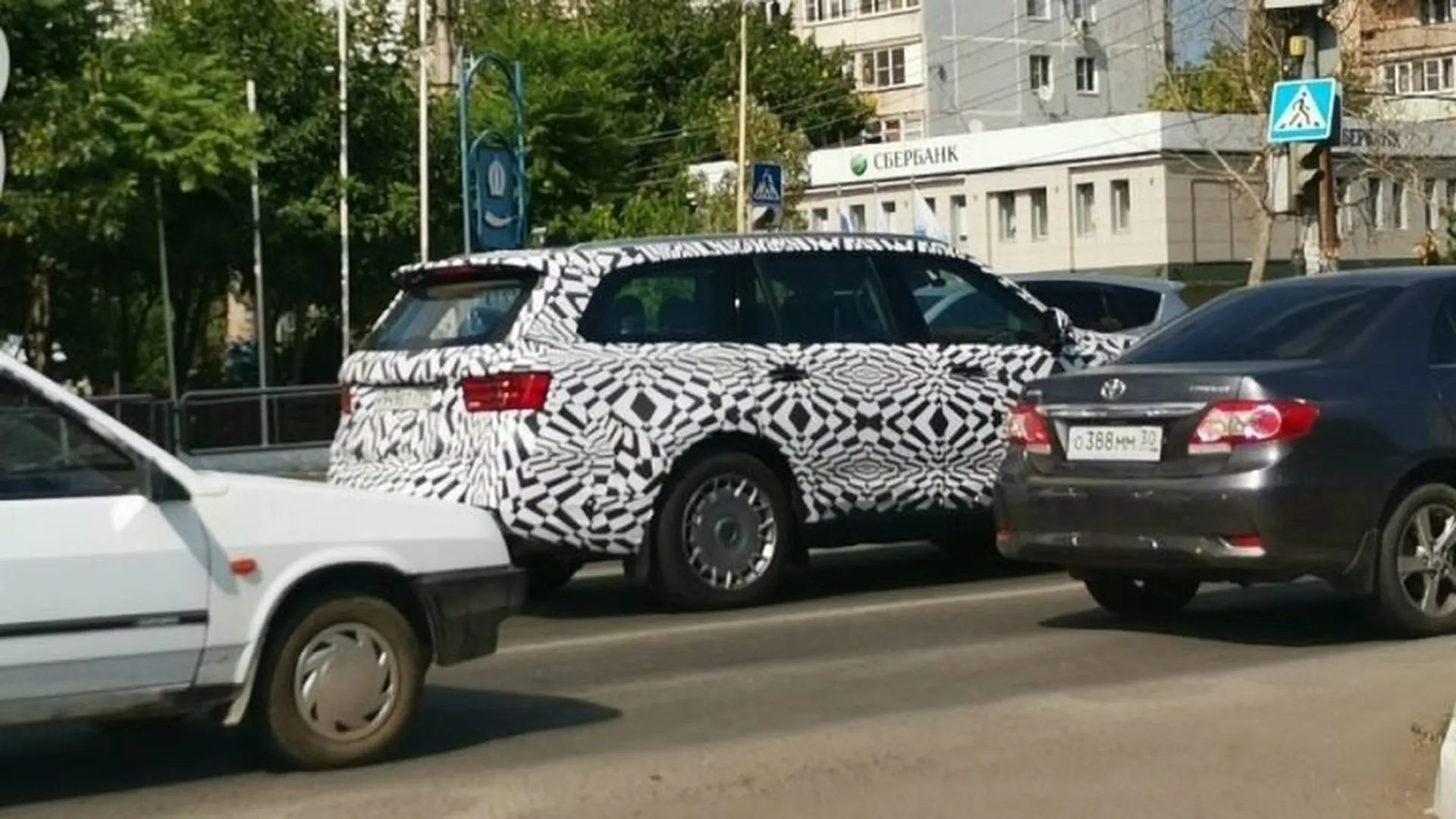 Aurus Komendant впервые увидели на российских дорогах. Кроссовер проходит испытание жарой